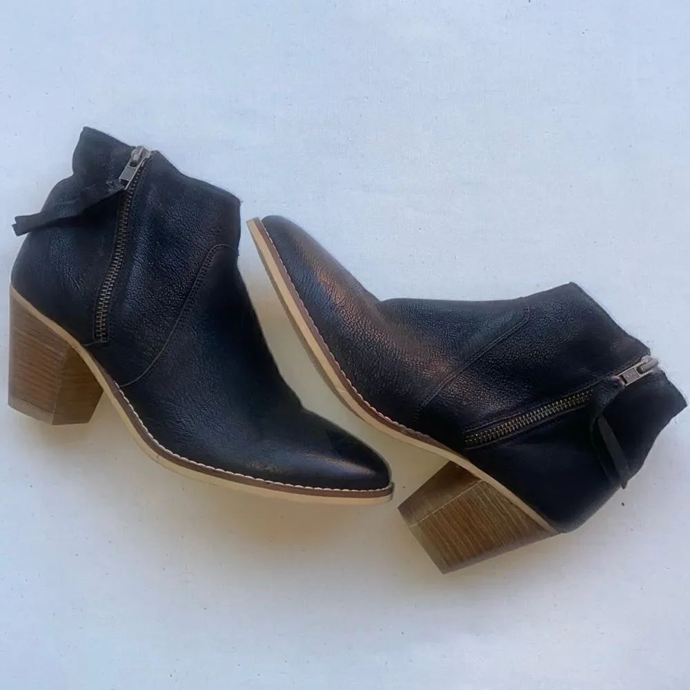 Urban Outfitters Pebbled Leather Side Zip Bootie 2.5” Stacked Heel sz 7